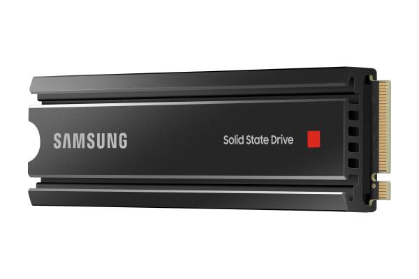 Samsung 980 PRO NVMe SSD 2TB M.2 PCIe 4.0 3D-NAND TLC  jäähdytyssiilillä varustettu.