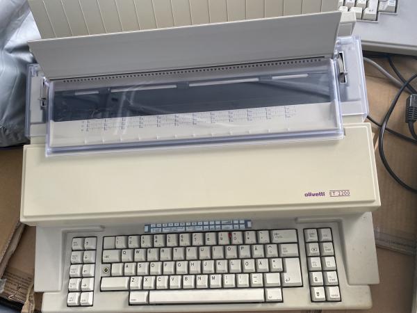 Kirjoituskone Olivetti ET 2200, käytetty, retro (poistettu käytöstä)