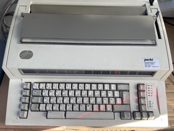 Kirjoituskone IBM 6781, käytetty, retro (poistettu käytöstä)