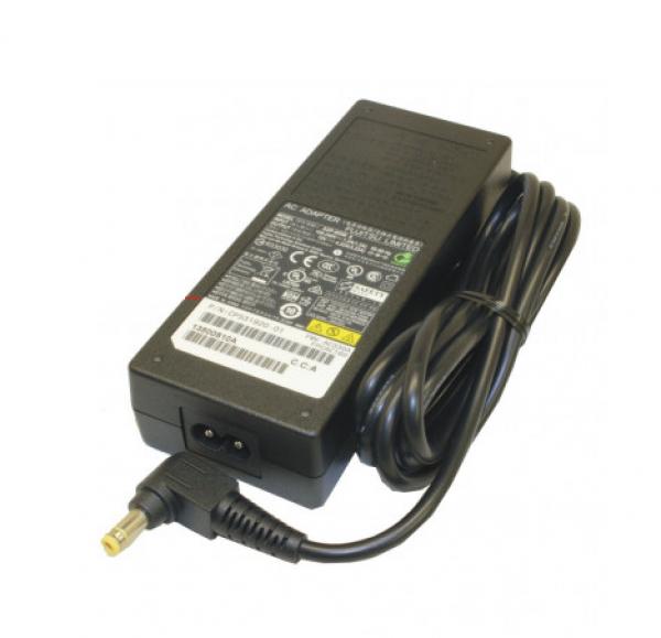 Käytetty alkuperäinen Fujitsu laturi 20V 90W 5,5 mm liitin
